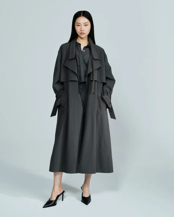 OVERSIZED NYLON COATを着用したモデル