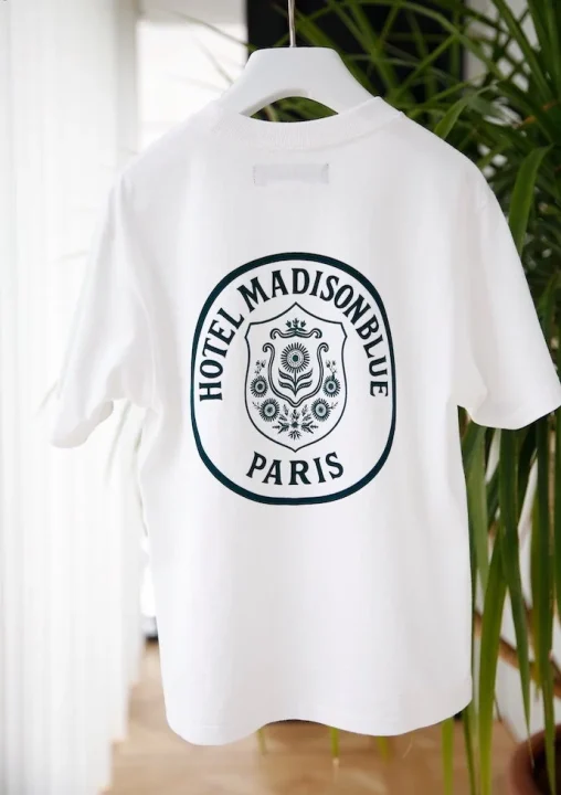 白いTシャツの背面に、「HOTEL MADISONBLUE PARIS」と書かれたロゴ