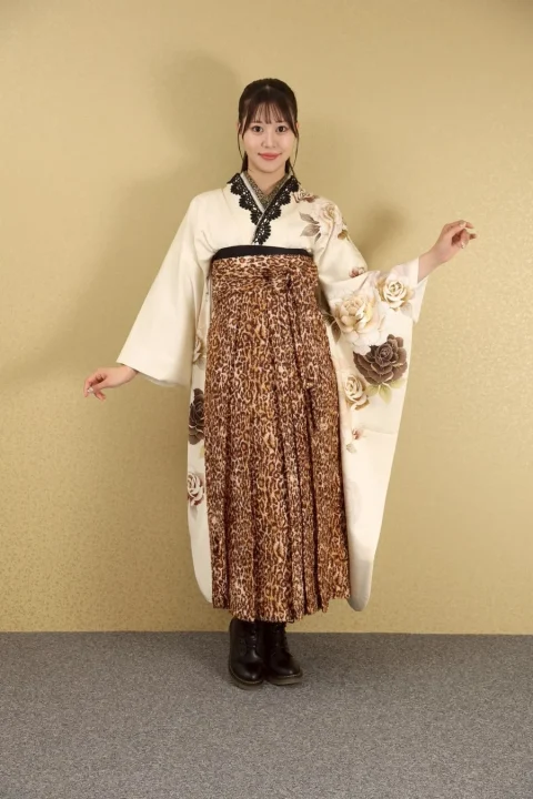 豹柄袴とクリーム色のトップスを着用した女性
