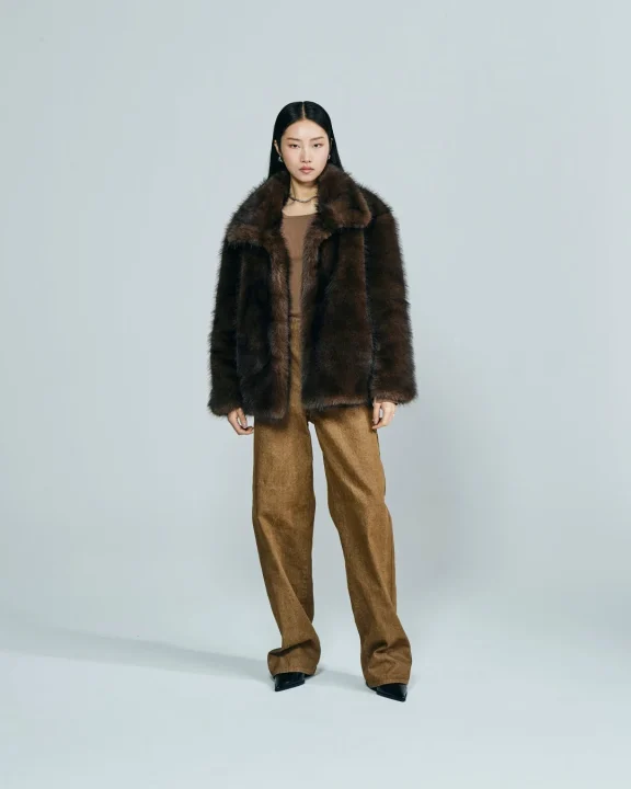 CLOUD FUR JACKETを着用したモデル