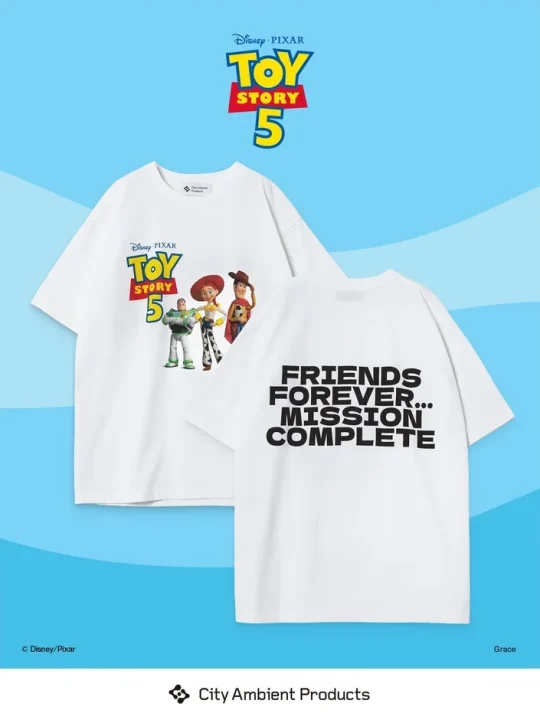 トイ・ストーリー5 ウッディ、バズ、ジェシーの集合デザインTシャツ