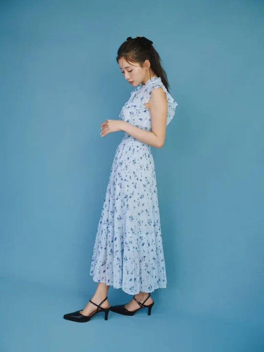 水色の花柄プリーツワンピース