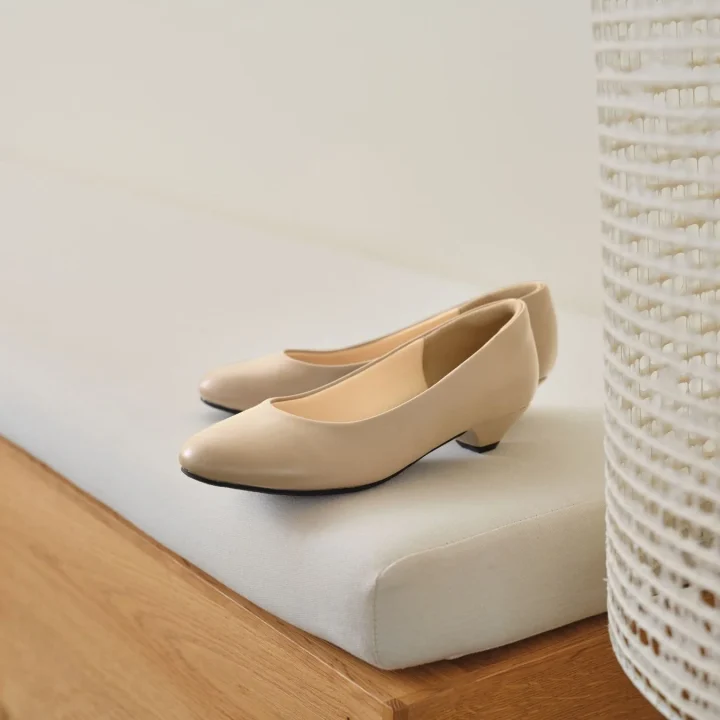ベージュのローヒールパンプス