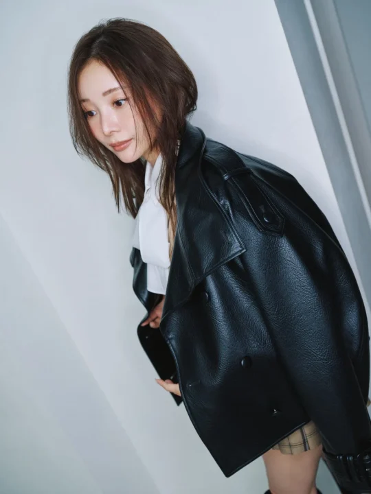 黒いレザージャケットとチェック柄スカート