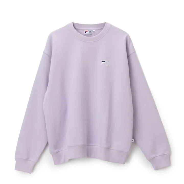 ラベンダー色のスウェットにFILAとChubby Girlのロゴ