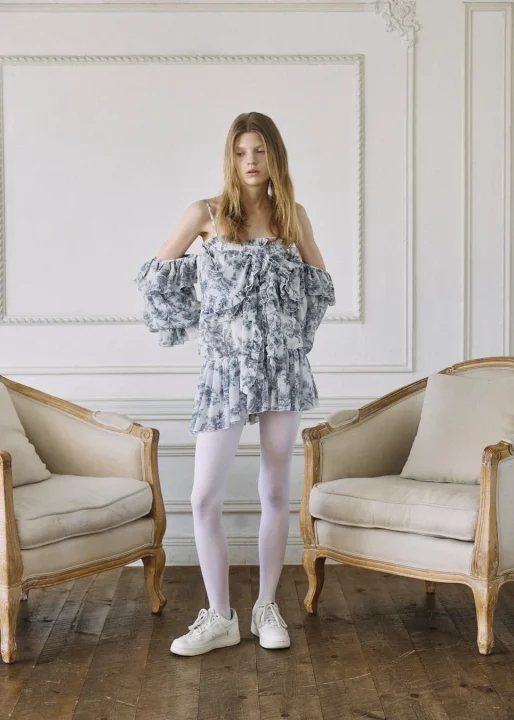 花柄のオフショルダードレスを着用したモデル