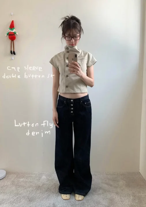 ベージュトップスとデニム