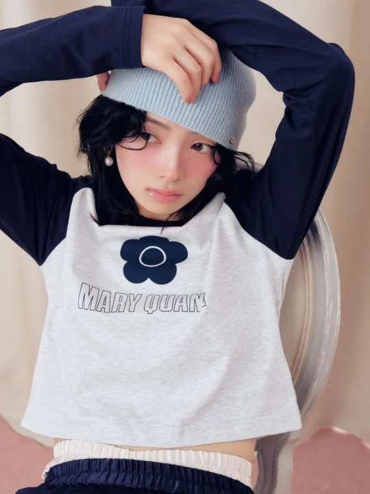 水色のビーニーとラグランスリーブTシャツ