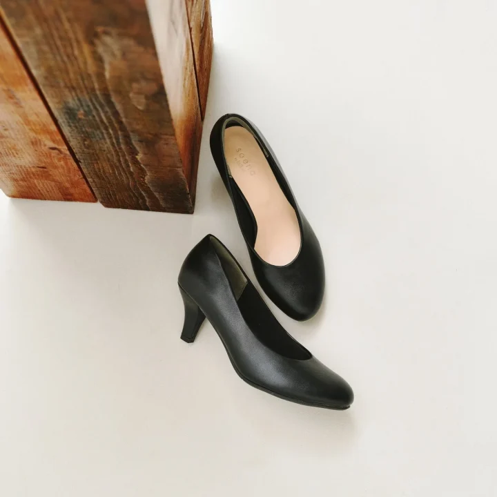 黒いヒールパンプス