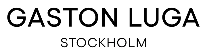 GASTON LUGAというブランド名と、その起源であるSTOCKHOLMの文字が白地に黒でシンプルに表示されたロゴ画像です。