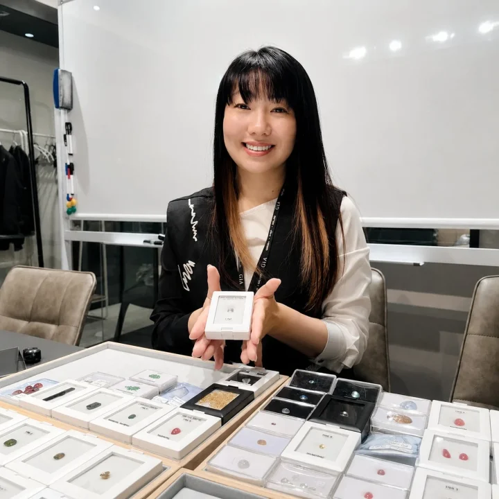宝石を提示する宮本陽子氏