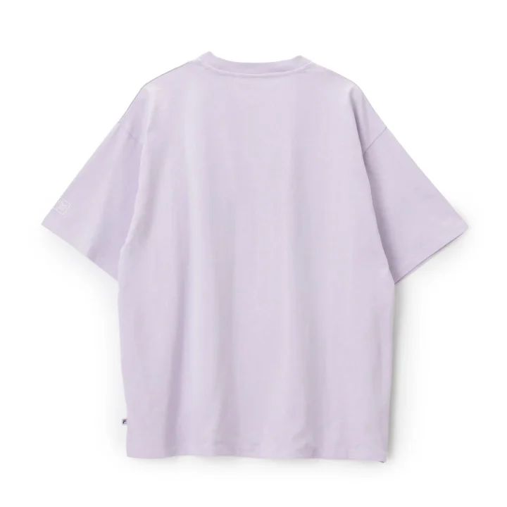 ラベンダー色の無地Tシャツの背面