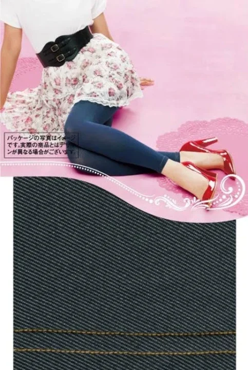 花柄スカートとデニム調レギンスを着用した女性