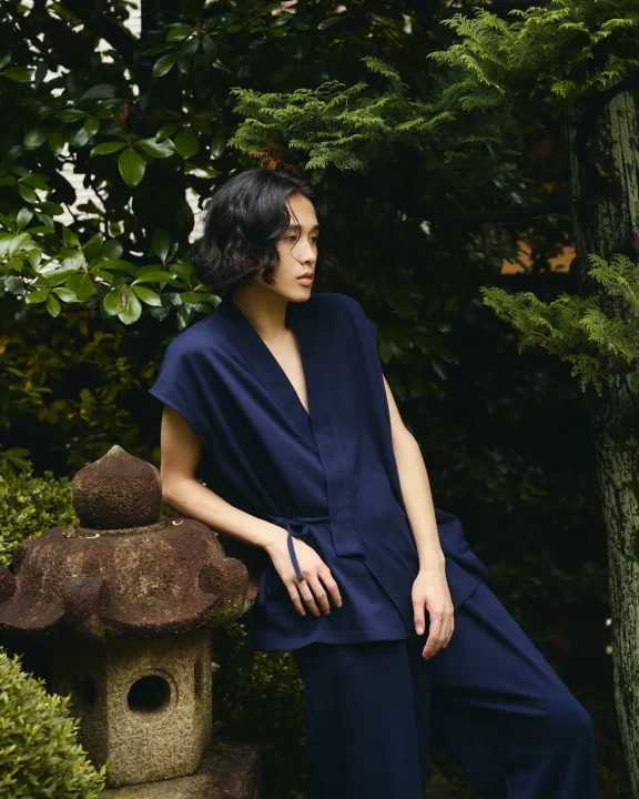 Smooth Samue Vestを着用した男性