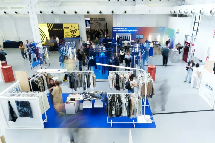 デニムやテキスタイルに特化した展示会またはイベントの様子