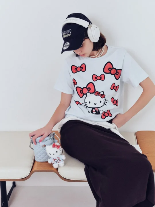 ハローキティ プリントTシャツ着用モデル