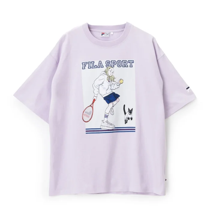 ラベンダー色のTシャツにテニスをする少女と猫のイラスト