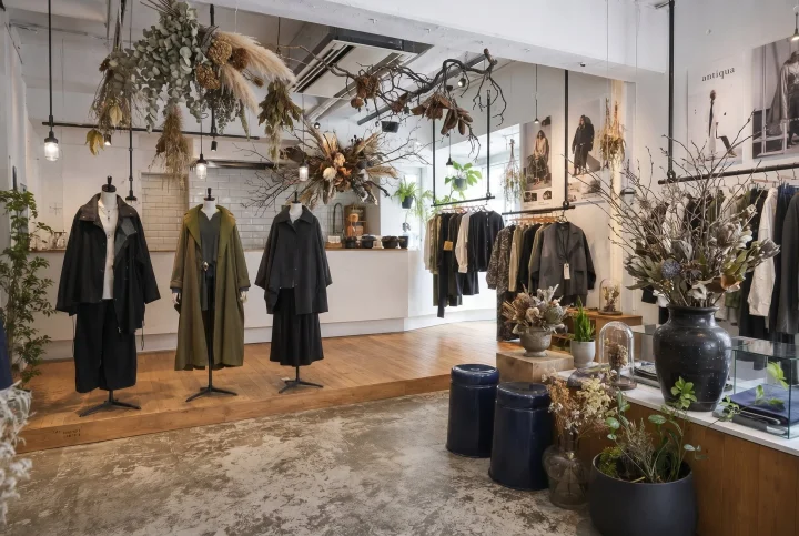 ファッションブティックの店内ディスプレイ