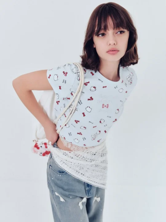 ハローキティ クロップドレースTシャツ着用モデル