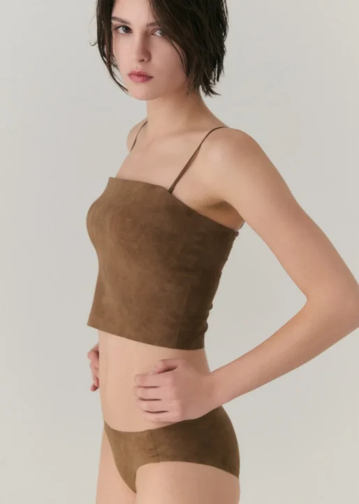 ブラウンのキャミソールとショーツを着用した女性