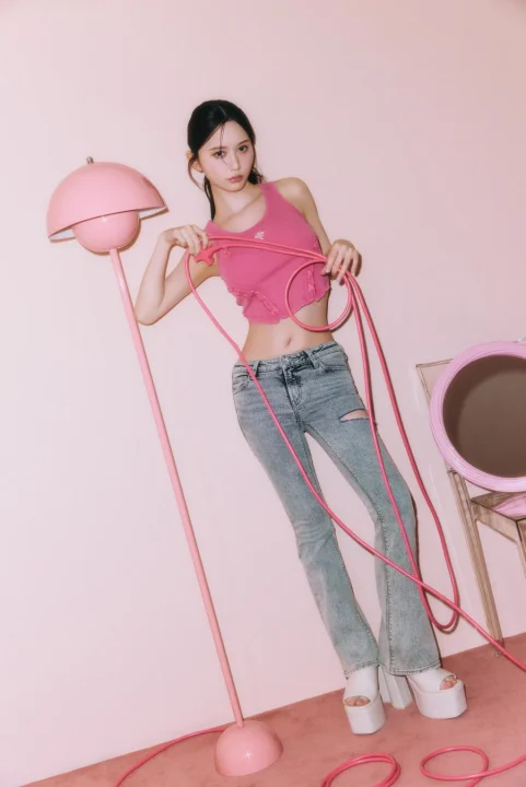 ピンクのクロップトップとデニムを着用した山本望叶さん