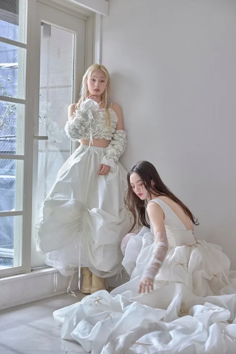 白いドレスの女性2人