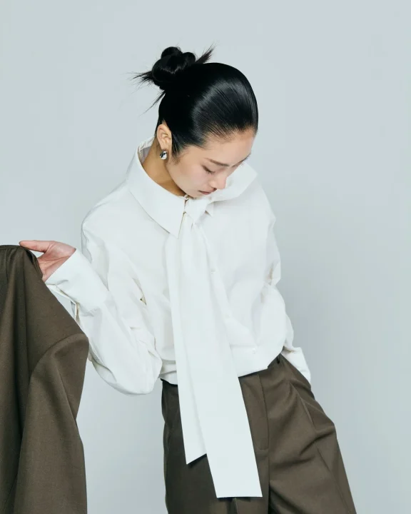CRISPY COTTON BOWTIE SHIRTを着用したモデル