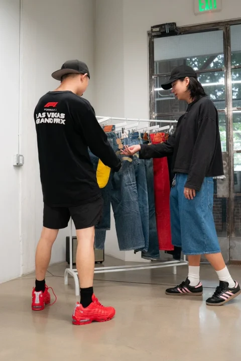 店内で商品を見る人々