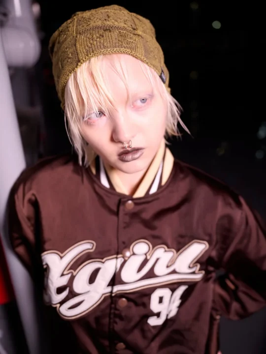 プラチナブロンドの髪とビーニーを身につけた個性的な女性のポートレート