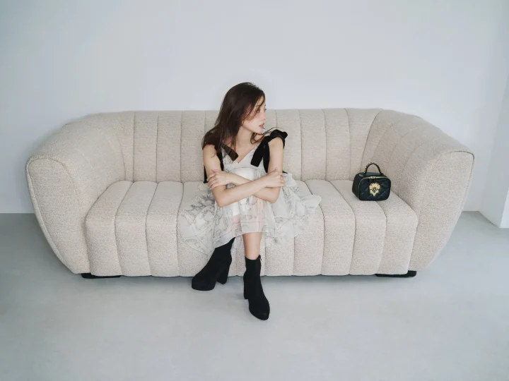 白いドレスと黒いブーツのコーディネート