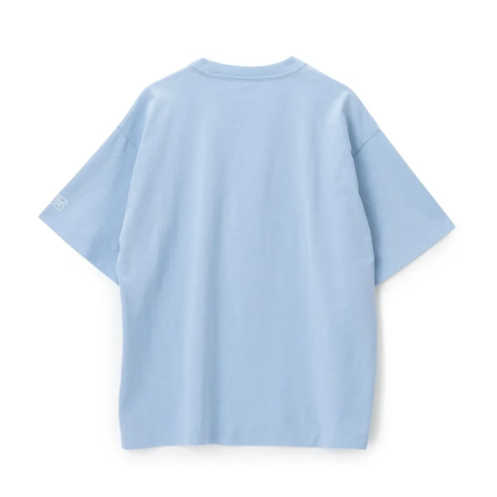 水色の無地Tシャツの背面