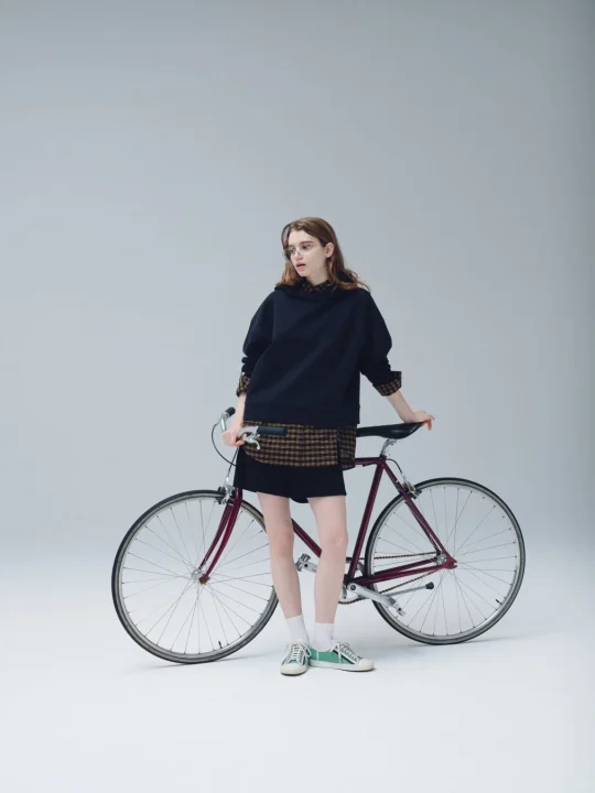 女性と自転車