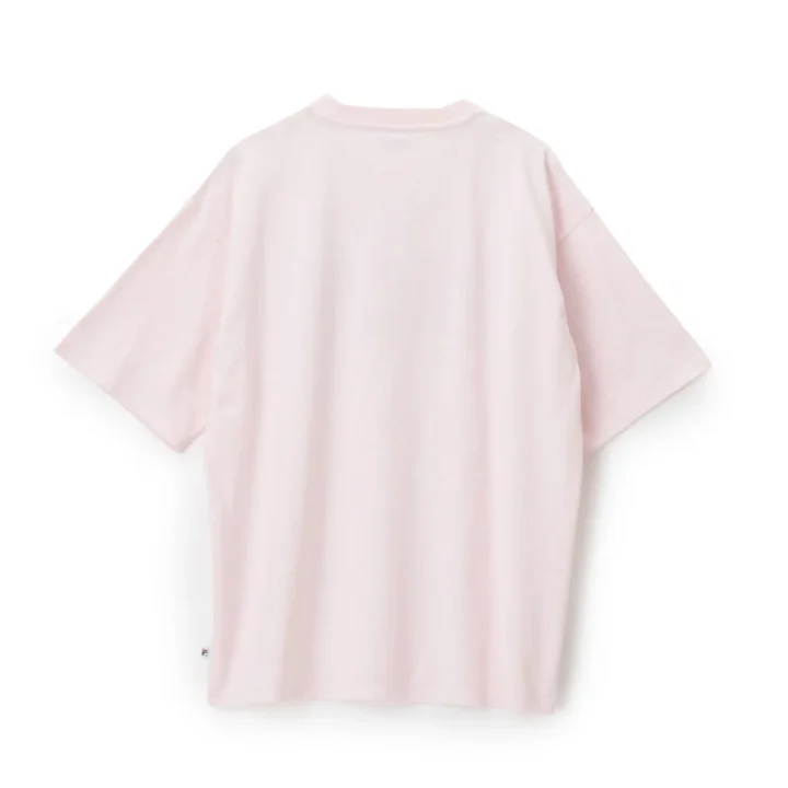 淡いピンク色の無地Tシャツの背面