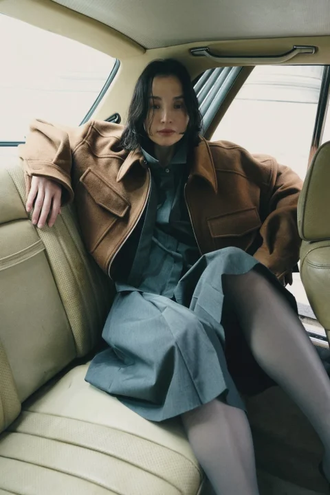車内でカメラを見つめる女性