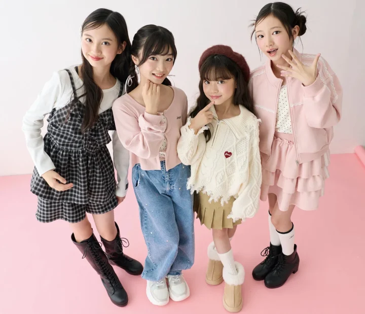 4人の少女がポーズ