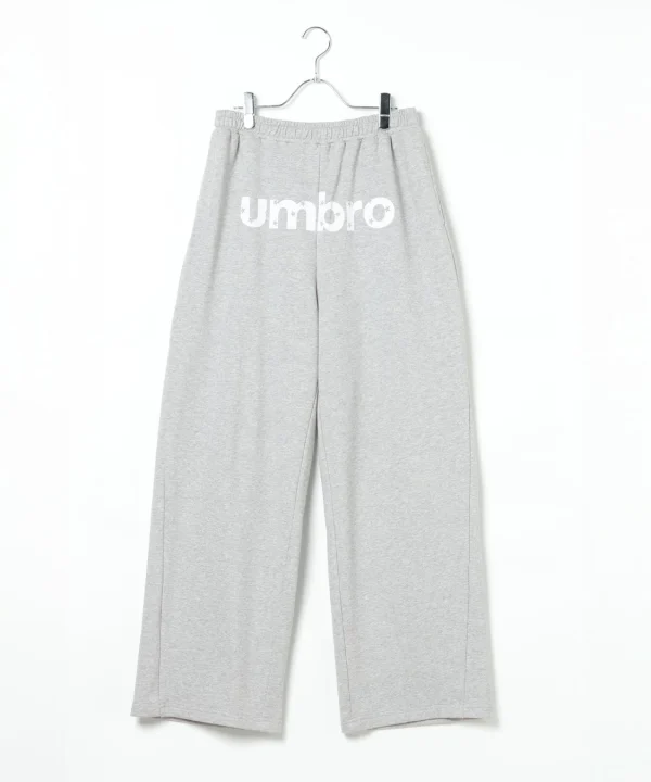 グレーのワイドシルエットスウェットパンツ