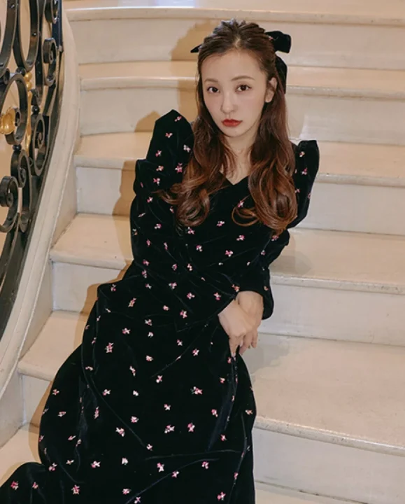 女性、ファッション、ドレス、黒いドレス、花柄、階段、ポートレート、ロングヘア、リボン、エレガント、屋内、モデル