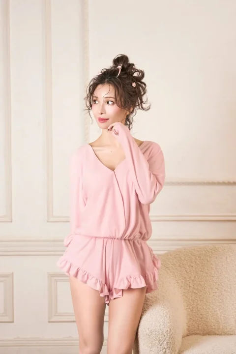 Belle Drape Rompersを着用した女性