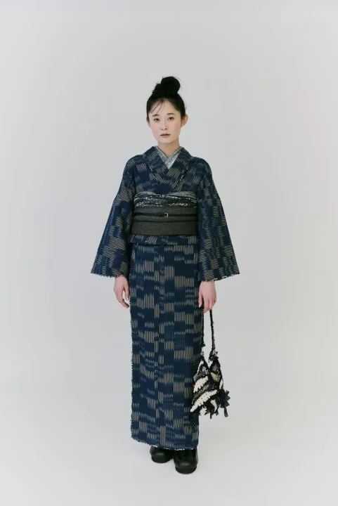 藍色の縦縞模様の着物を着た女性