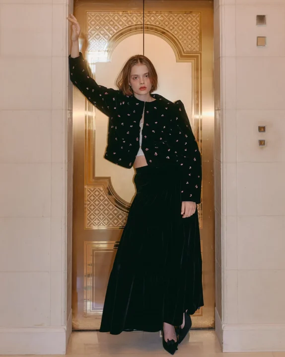 女性、ファッション、ポートレート、エレガント、黒い服、ジャケット、ロングスカート、金色のドア、屋内、モデル、ポーズ、レトロ、豪華