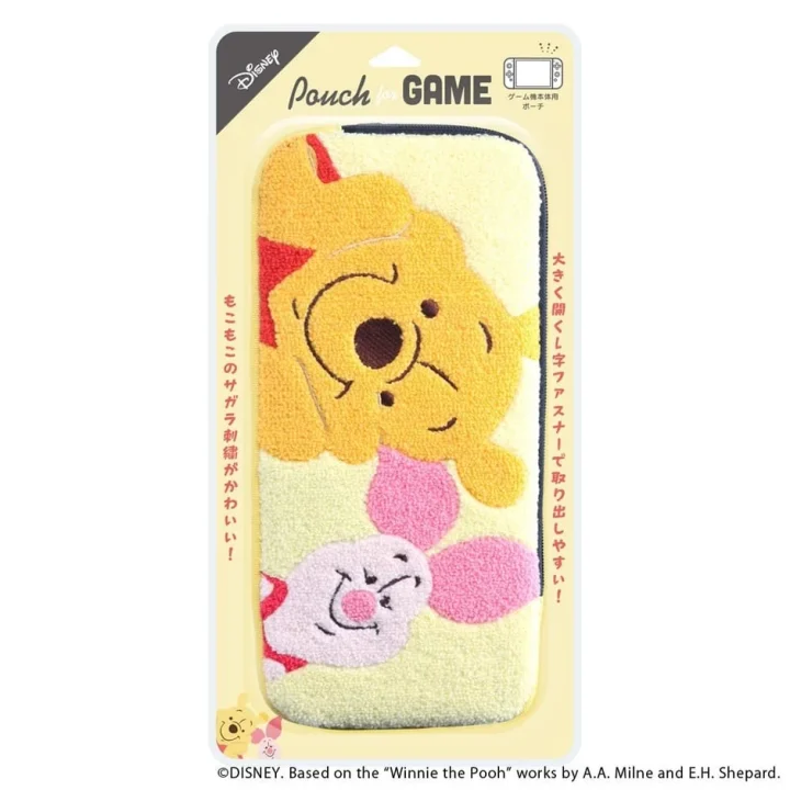 くまのプーさんとピグレットのサガラ刺繍が施された、ゲーム機本体用ポーチ。もこもこの手触りが可愛らしく、大きく開くL字ファスナーで出し入れしやすいのが特徴。ディズニー公式のキャラクターグッズです。