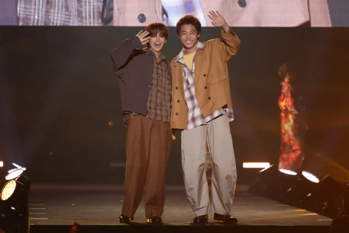 ステージに立つ松本怜生さんと八村倫太郎さん