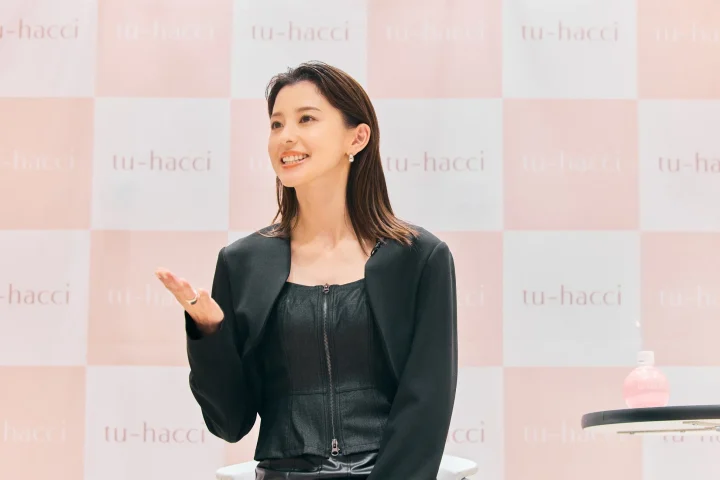 トークセッションで笑顔を見せる朝比奈彩さん