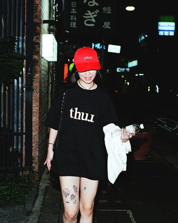 夜の街を歩く若い女性のストリートスナップ