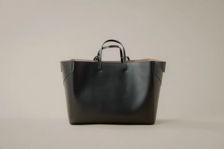 黒いレザートートバッグ