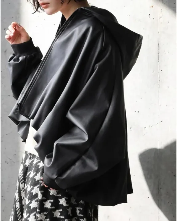 黒のオーバーサイズパーカーを着用した女性