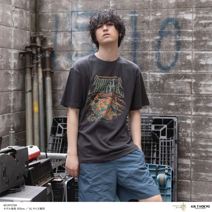 男性モデル着用Tシャツとショートパンツ