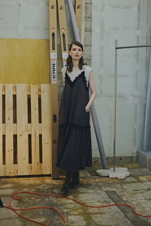 黒いレースとベージュニットのワンピースの女性