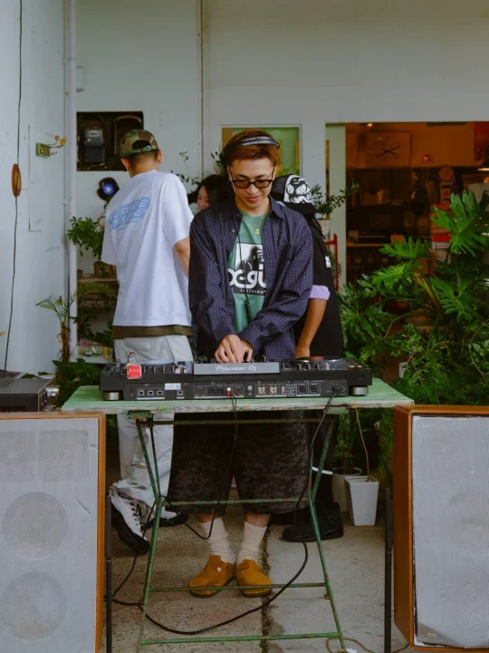 屋外DJの男性