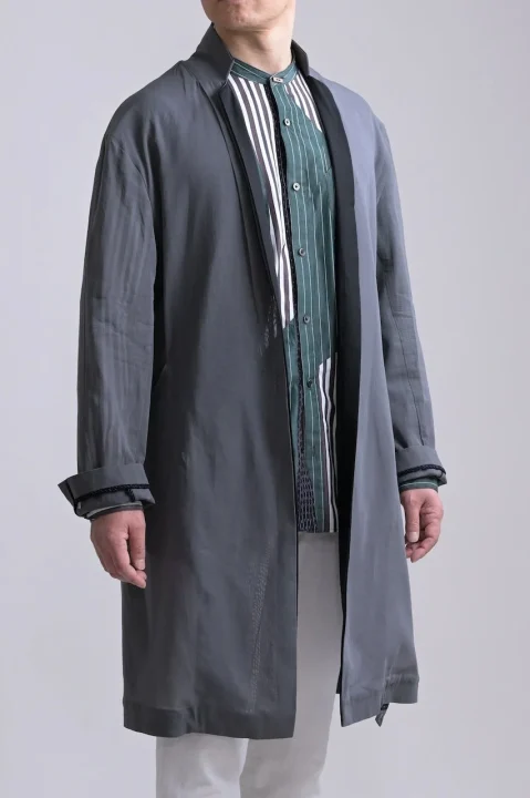 awaiロングジャケットを着用した男性モデル